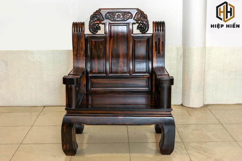 bàn ghế chất liệu gỗ mun đuôi công