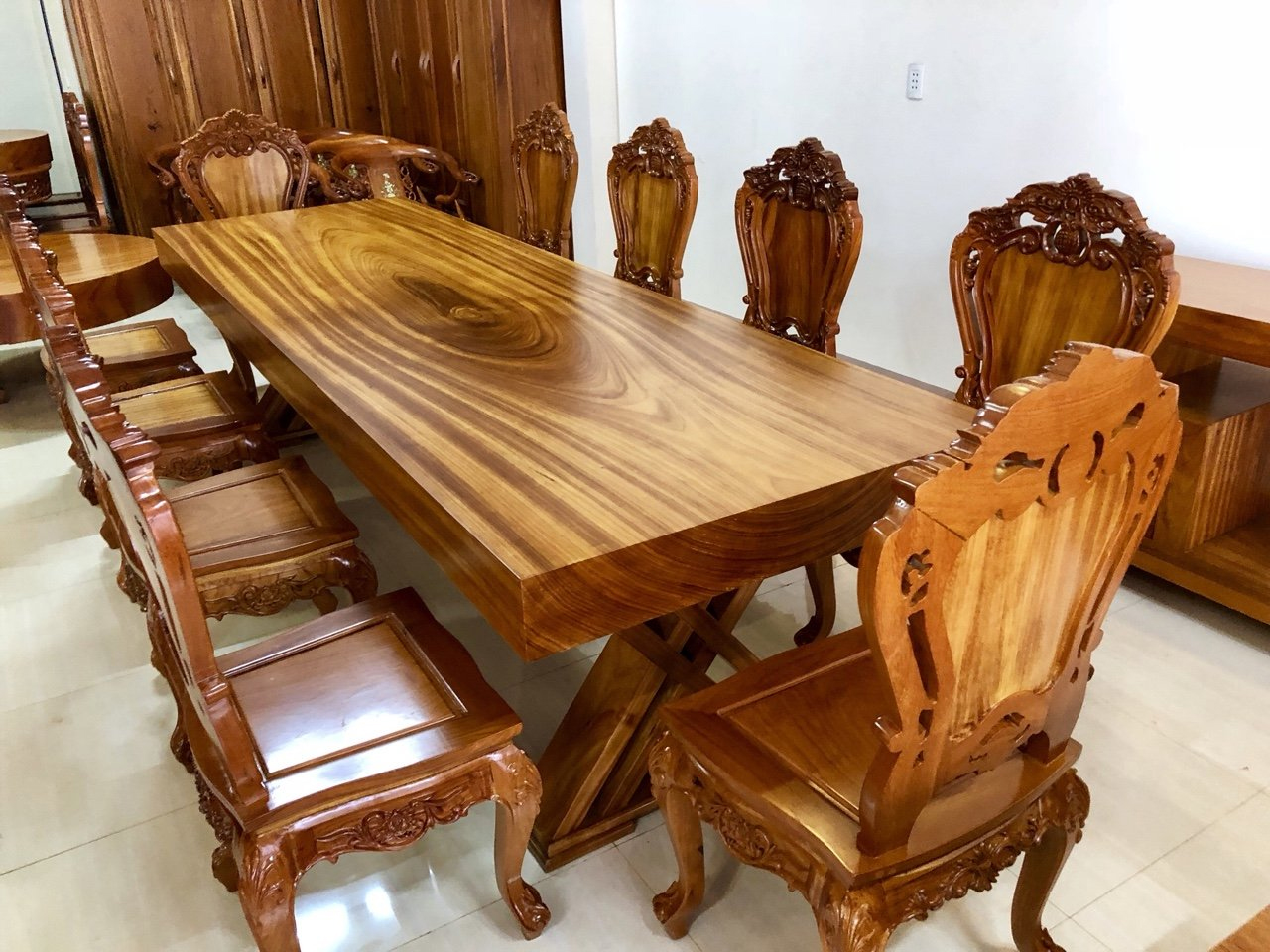 Bàn ăn gỗ nguyên khối